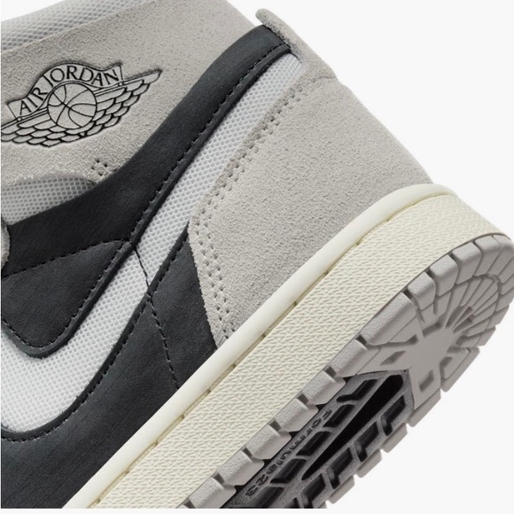 NIB $150 Air Jordan 1 Zoom Comfort 2 High Top Sneaker (Women) in size 5! - Picture 10 of 10